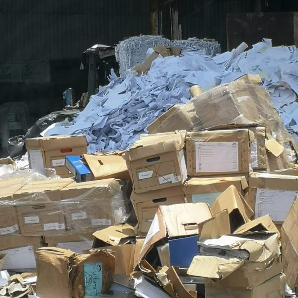 機管局文件堆成小山，與其他廢紙混雜。（香港01）