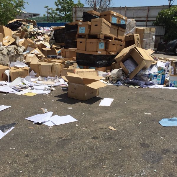 大批機管局文件被發現棄置於元朗回收場。（香港01）